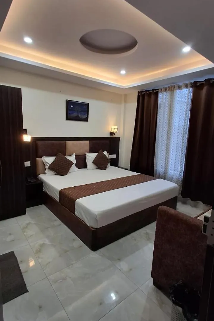 Sky Hills Hotel Near Mall Road شيملا