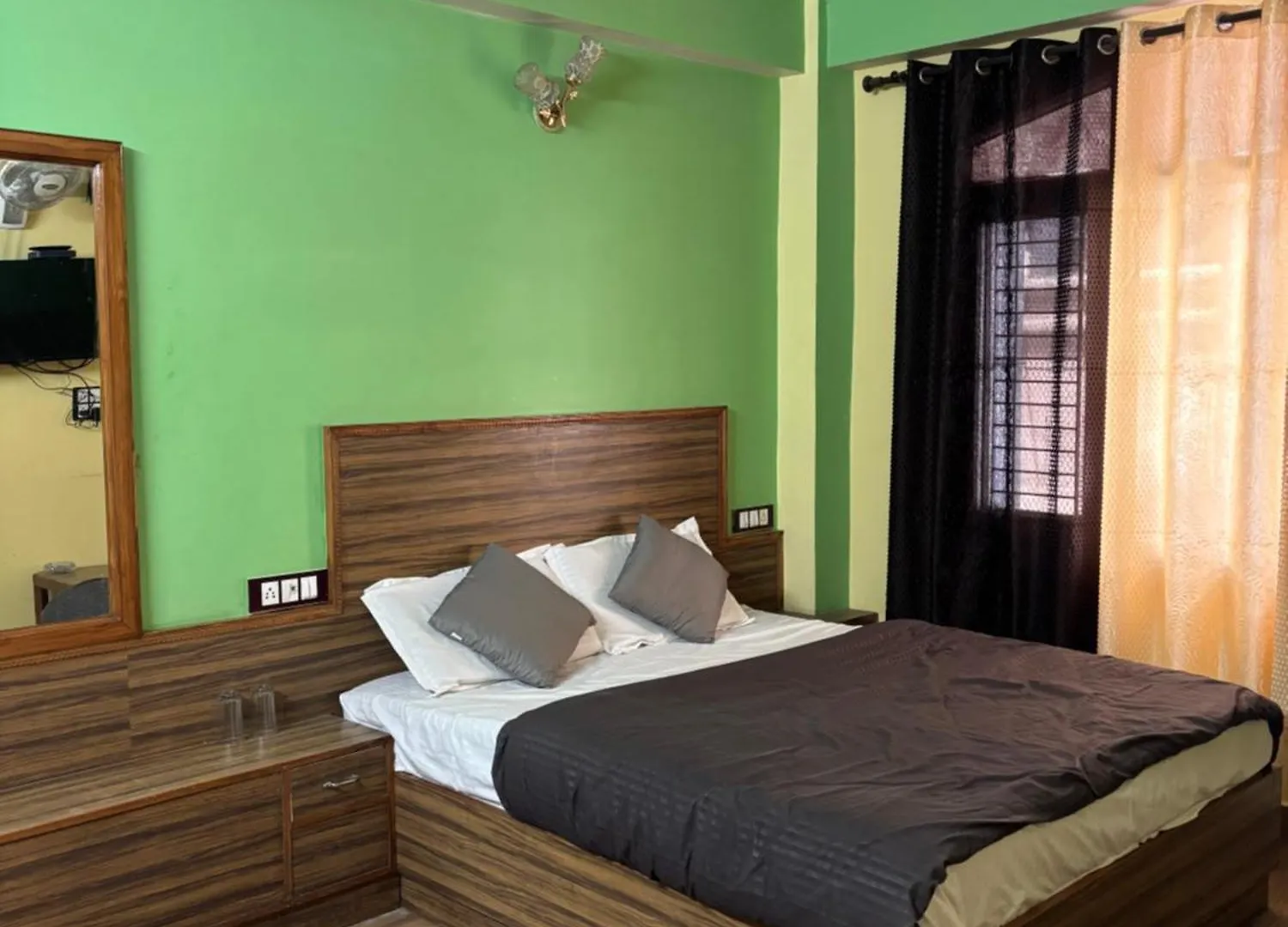 Sky Hills Hotel Near Mall Road شيملا