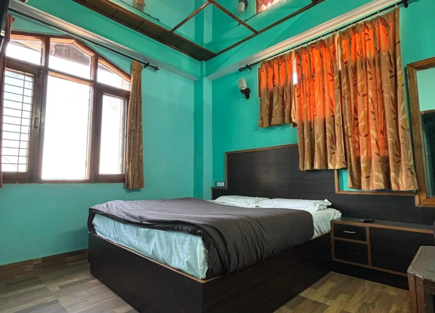 Sky Hills Hotel Near Mall Road شيملا
